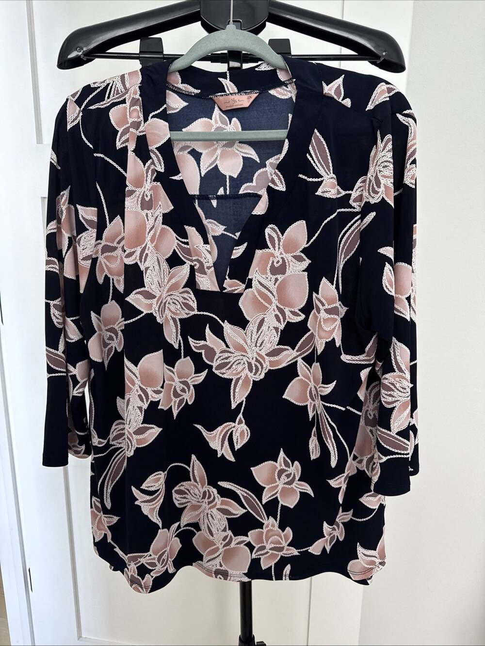 SJS Women’s Floral Blouse Size 2XL Floral 3/4 Sleeve Navy Blue V Neck